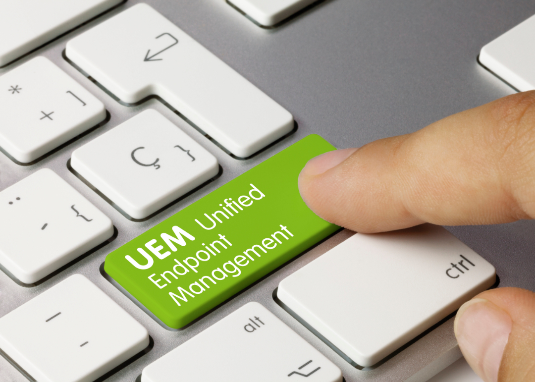 Tastatur mit einer grünen Taste mit der Beschriftung Unified Endpoint Management